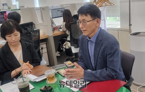 ▲ 오른쪽 첫번째, 박제화 경제국장은 “8년간 이어진 지역화폐 정책이 이제는 구조적 전환이 필요한 시점이다”며 “일시 중단은 불가피한 선택이지만, 더 안정적이고 지속 가능한 시스템을 위한 과정”이라고 말했다.ⓒ김경태기자