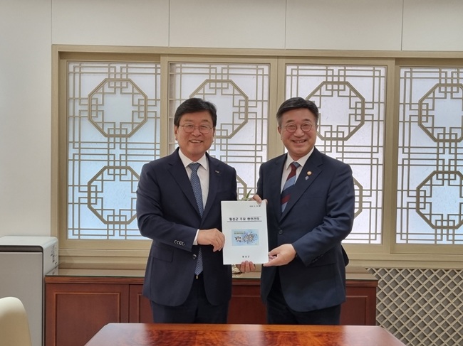 ▲ 장신상 횡성군수 당선인이 29일 정부서울청사에서 윤호중 행정안전부 장관을 예방하고, 횡성군의 핵심 당면 과제를 설명하며 정부 차원의 전폭적인 지원과 긴밀한 협조를 요청했다. ⓒ횡성군수 인수위