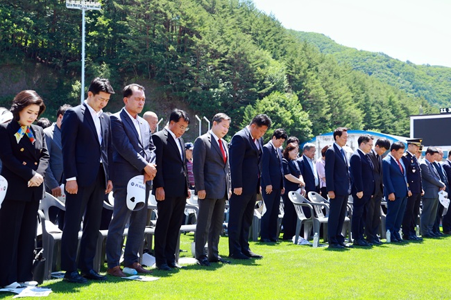 ▲ 강원 태백시가 지난 28일부터 29일까지 태백시 일원에서 '제1회 광부의 날' 행사를 개최했다. 본행사인 29일 오전 10시 위령제를 시작으로 태백종합경기장에서 광부 퍼레이드와 기념행사, 광부 퍼포먼스, 김덕수 사물놀이패 공연, 석탄산업홍보 부스 운영 등을 운영했다. ⓒ태백시