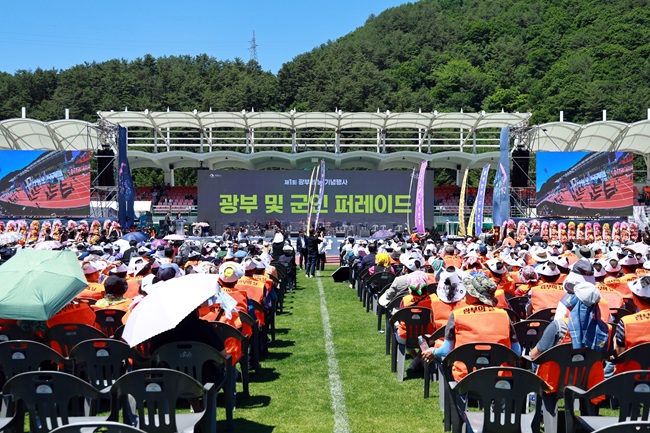 ▲ 강원 태백시가 지난 28일부터 29일까지 태백시 일원에서 '제1회 광부의 날' 행사를 개최했다. 본행사인 29일 오전 10시 위령제를 시작으로 태백종합경기장에서 광부 퍼레이드와 기념행사, 광부 퍼포먼스, 김덕수 사물놀이패 공연, 석탄산업홍보 부스 운영 등을 운영했다. ⓒ태백시