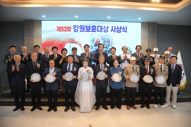 ▲ 육동한 춘천시장이 29일 스카이컨벤션웨딩홀에서 열린 제52회 강원보훈대상 시상식에 참석해 수상자와 보훈가족에게 축하와 감사의 뜻을 전했다. ⓒ춘천시