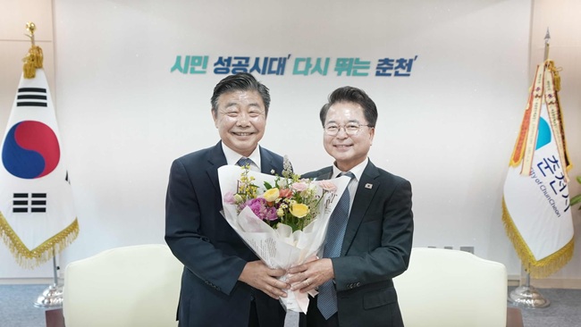 ▲ 육동한 춘천시장이 29일 시청 접견실에서 김진호 춘천시의장을 만나 환담을 나누고 지난 4년간 춘천시의회를 이끈 노고에 감사의 뜻을 전했다. ⓒ춘천시