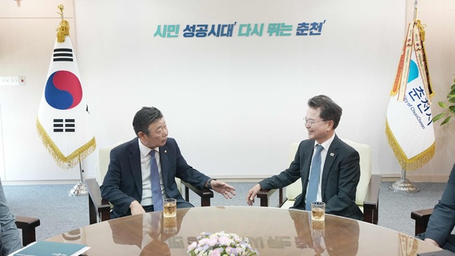 ▲ 육동한 춘천시장이 29일 시청 접견실에서 김진호 춘천시의장을 만나 환담을 나누고 지난 4년간 춘천시의회를 이끈 노고에 감사의 뜻을 전했다. ⓒ춘천시
