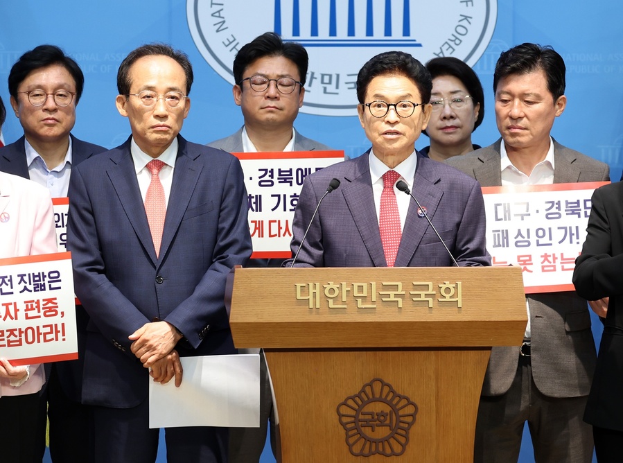 ▲ 경상북도와 대구시는 29일 오후 국회 소통관에서 이철우 경북도지사와 추경호 대구시장 당선인, 지역 국회의원들이 대거 참여한 가운데 긴급 기자회견을 열었다.ⓒ경북도