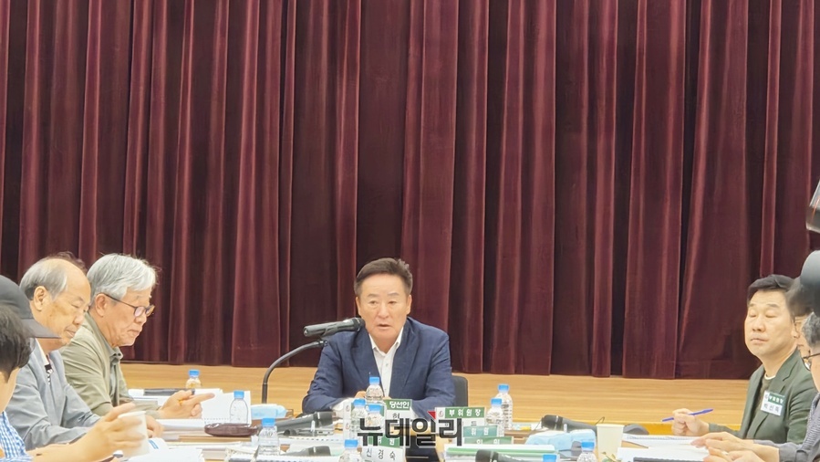 ▲ 청도군 민선 9기 인수위원회가 29일 청도군 농업기술센터 대회의실에서 최종보고회를 개최한 가운데 박권현 당선자가 인사말을 하고 있다.ⓒ뉴데일리