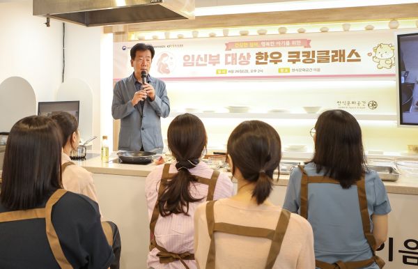 ▲ 지난 26일 서울 종로구 한식문화공간 이음에서 열린 한식진흥원과 한우자조금이 공동 주최·주관한 임신부 대상 '한우가 답하다' 쿠킹클래스에서 민경천 한우자조금관리위원장이 인사말을 전하는 모습.ⓒ한우자조금