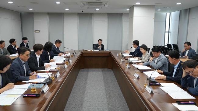 ▲ 춘천시가 29일 시청 중회의실에서 '제2차 2027년 정부예산 확보 전략 보고회'를 열고 신규 발굴사업과 계속사업 추진 상황을 점검하고 정부예산 심의 대응 전략을 논의했다. ⓒ춘천시