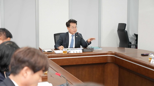 ▲ 춘천시가 29일 시청 중회의실에서 '제2차 2027년 정부예산 확보 전략 보고회'를 열고 신규 발굴사업과 계속사업 추진 상황을 점검하고 정부예산 심의 대응 전략을 논의했다. ⓒ춘천시