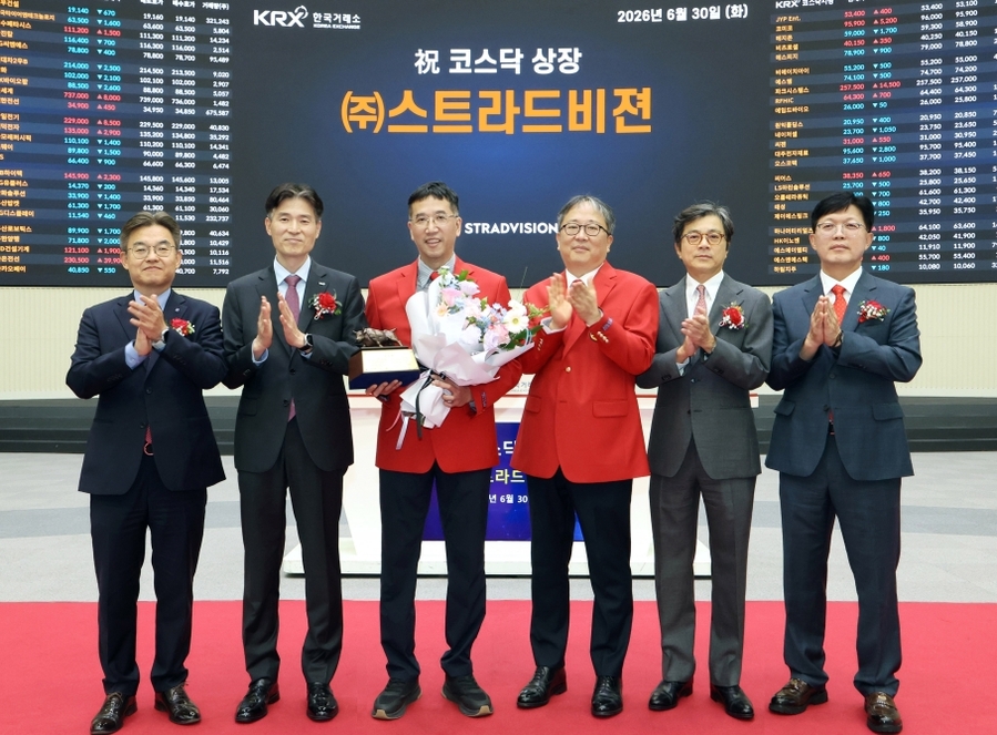 ▲ (왼쪽부터)박종식 한국IR협의회 부회장, 민경욱 한국거래소 코스닥시장본부장, 김준환 스트라드비젼 대표, 전봉진 (주)스트라드비젼 연구소장, 강진두 KB증권 대표, 안승근 코스닥협회 부회장이 30일 서울 영등포구 한국거래소에서 스트라드비젼 코스닥시장 상장기념식에 참석해 기념 촬영하고 있다. ⓒ한국거래소