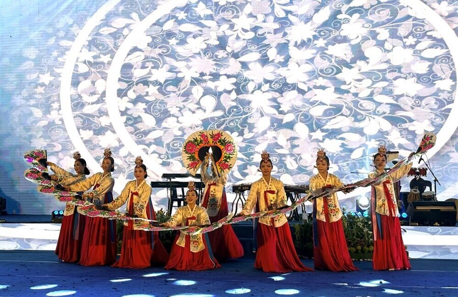 ▲ 국제문화축제 겔라 멜라유 세룸푼 부채춤 공연ⓒ광주광역시 제공