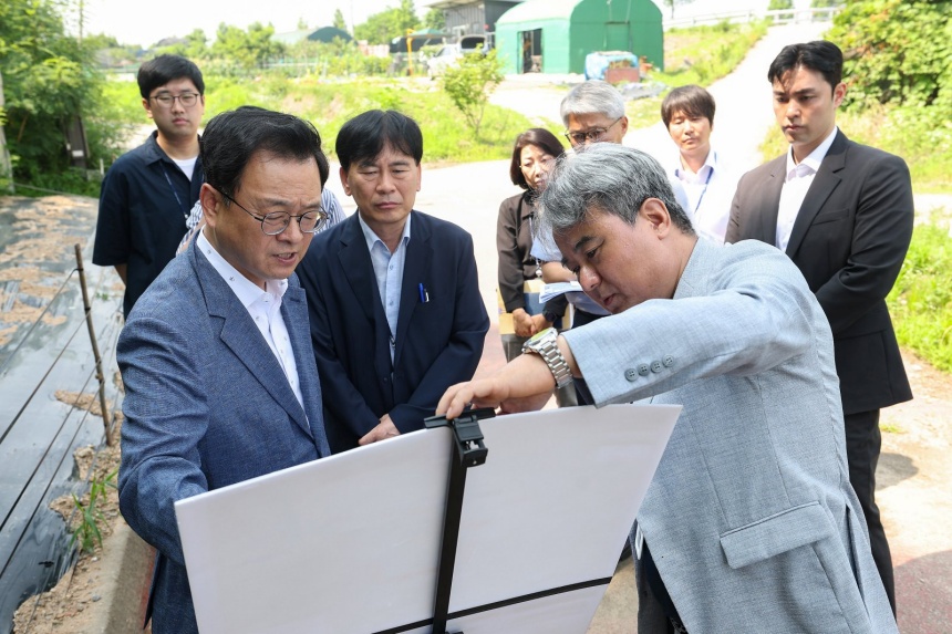 ▲ 민경선 고양특례시장 당선인(앞줄 왼쪽)이 일산IC 현장에서 직결램프 설치 방안을 실무자들과 논의하고 있다 ⓒ고양특례시장인수위 제공