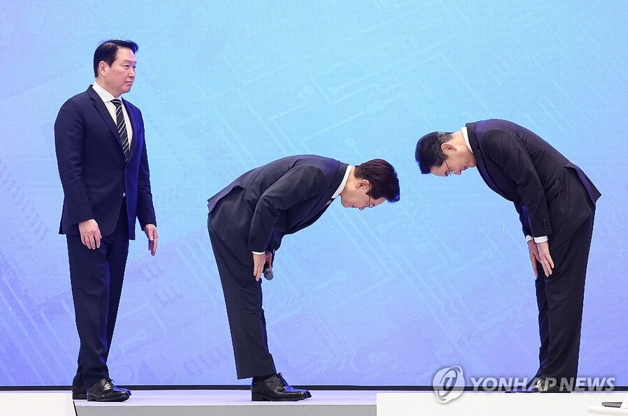 ▲ 이재명 대통령이 지난 29일 청와대에서 열린 3대 메가프로젝트 국민보고회에서 기업 투자계획 발표 후 이재용 삼성전자 회장에게 인사하고 있다. 왼쪽은 최태원 SK그룹 회장. ⓒ연합뉴스