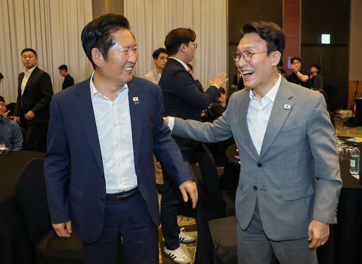 ▲ 지난 28일 오후 경기 광주시 곤지암리조트에서 열린 더불어민주당 6.3 지방선거 청년 당선자 워크숍에서 김민석 국무총리와 정청래 전 대표가 이동하고 있다. ⓒ뉴시스