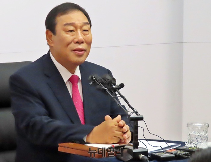 ▲ 최민호 세종시장이 30일 세종시청 정음실에서 열린 시정 4기 마무리 기자간담회에서 퇴임을 앞두고 지난 4년간의 시정 운영 소회를 밝히고 있다.ⓒ이길표 기자