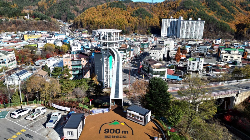 ▲ 태백시가 오는 7월 초 태백타워브릿지 전망대를 시민과 관광객에게 개방하고, 태백의 자연경관을 활용한 새로운 관광 콘텐츠를 본격 운영한다고 밝혔다. ⓒ태백시