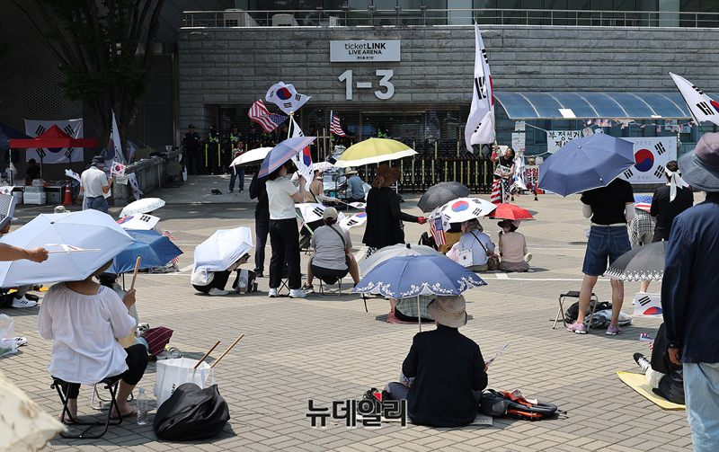 ▲ 서울 올림픽공원 핸드볼경기장에 집회 참가자들이 모여있다. ⓒ정상윤 기자