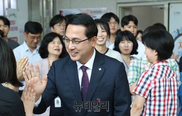 ▲ 30일 박희조 동구청장은 주민과 공직자에게 감사의 뜻을 전하며 “더 나은 동구를 만들겠다는 초심만은 흔들리지 않았다”고 밝혔다. ⓒ김경태기자