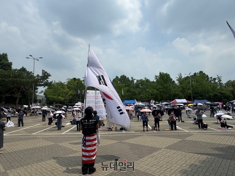 ▲ 30일 서울 올림픽공원 핸드볼경기장 앞 봉쇄 집회 현장. ⓒ임찬웅 기자