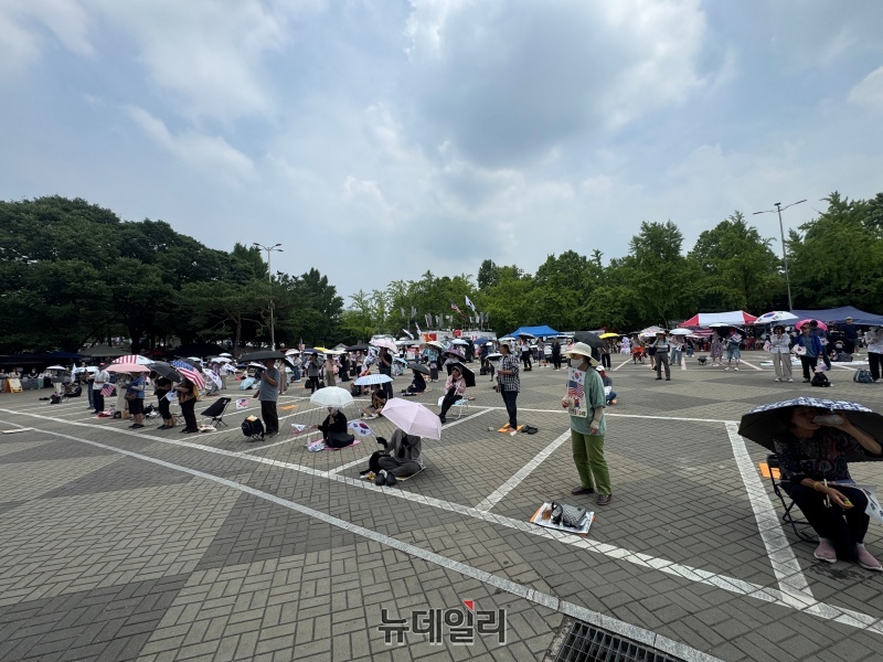 ▲ 30일 서울 올림픽공원 핸드볼경기장 앞 봉쇄 집회 현장. ⓒ임찬웅 기자