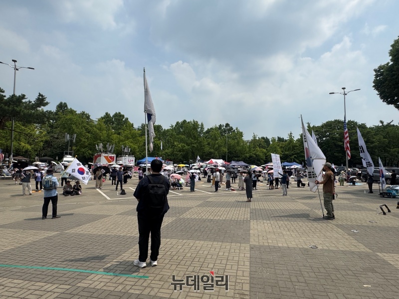 ▲ 30일 서울 올림픽공원 핸드볼경기장 앞 봉쇄 집회 현장. ⓒ임찬웅 기자