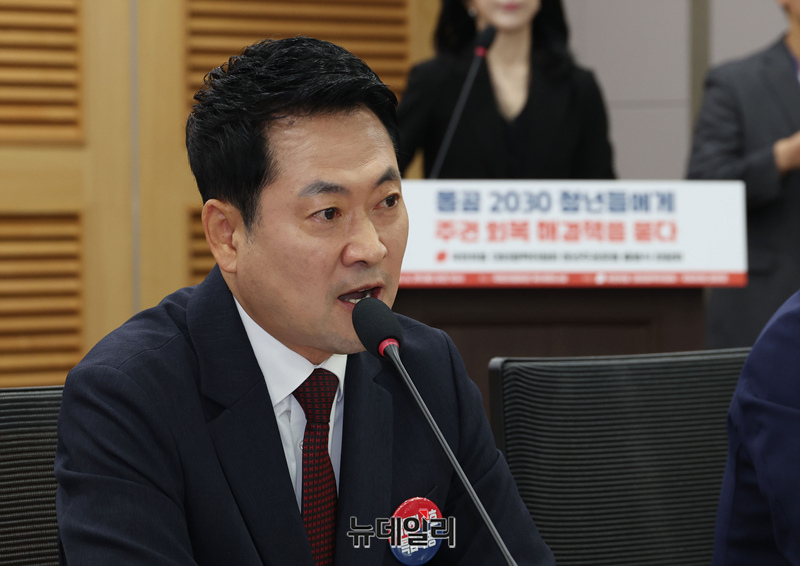 ▲ 장동혁 국민의힘 대표가 지난 29일 국회 의원회관에서 열린 국민의힘 대외협력위원회 청년주권포럼 출범식 좌담회 '올공 2030 청년들에게 주권 회복 해결책을 묻다'에 참석한 모습. ⓒ이종현 기자