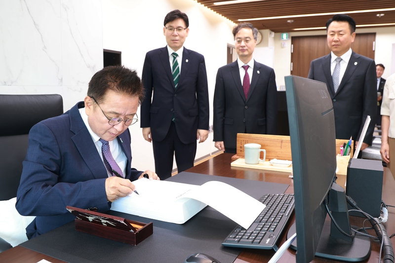 ▲ 30일 충북도청 집무실 책상에 앉아 문서에 서명하는 김영환 지사. ⓒ충북도
