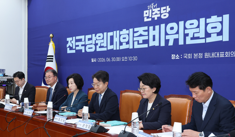 ▲ 송옥주(왼쪽 세 번째) 더불어민주당 전국당원대회준비위원회 부위원장이 30일 여의도 국회에서 열린 전국당원대회준비위원회 1차 회의에서 발언하고 있다. ⓒ이종현 기자