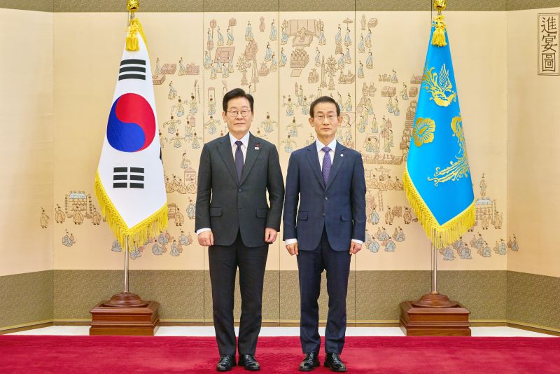 ▲ 이재명 대통령이 지난해 12월 청와대에서 김호철 감사원장에게 임명장을 수여한 뒤 기념 촬영을 하는 모습. ⓒ뉴시스