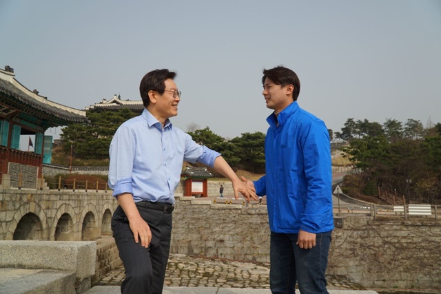 ▲ 황대호 경기도의회 의원(오른쪽)이 2018년 경기도의회 의원 예비후보 당시 이재명 경기도지사 예비후보와 화성행궁에서 만나 인사하고 있다. ⓒ황대호 의원 제공