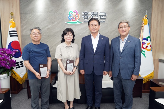 ▲ 강원 홍천군(군수 신영재)이 30일 장기간 지역 아동복지와 돌봄서비스 발전에 헌신해 온 홍천지역아동센터 박태규 시설장과 자은 돌봄터 윤정숙 시설장의 정년 퇴임을 맞아 공로패를 수여하고, 그간의 노고에 감사의 뜻을 표했다. ⓒ홍천군