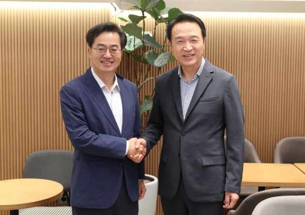 ▲ 김동연 경기도지사(왼쪽)와 임태희 경기도교육감이 2018년 6월 28일 수원의 한 카페에서 만나 인사하고 있다. ⓒ김동연 경기도지사직 인수위 제공
