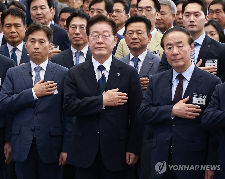 ▲ 이재명 대통령이 30일 광주 김대중컨벤션센터에서 열린 서남권 첨단산업 발전비전 국민보고회에서 국민의례를 하고 있다. 왼쪽부터 곽노정 SK하이닉스 대표, 이재명 대통령, 전영현 삼성전자 부회장.ⓒ연합뉴스