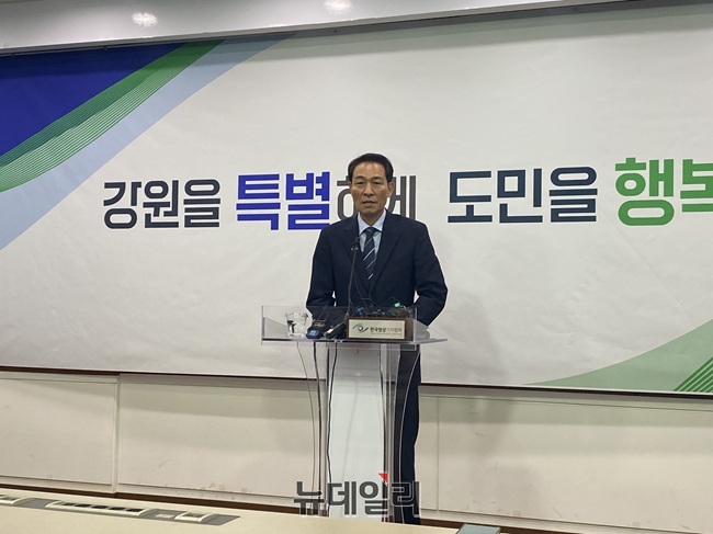 ▲ 우상호 강원특별자치도지사 당선인이 30일 강원도청 브리핑룸에서 기자회견을 열고 AI데이터센터 관련 설명을 하고 있다. ⓒ이달수기자