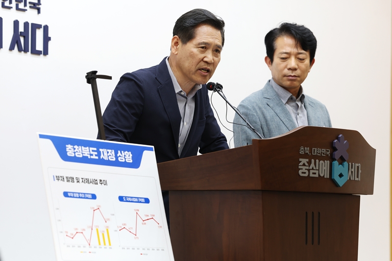 ▲ 정균영 충북지사직 인수위원회 총괄간사위원(왼쪽)과 이강일 인수위원장이 30일 충북도청 브리핑룸에서 민선 9기 비전을 발표하고 있다. ⓒ충북지사직 인수위