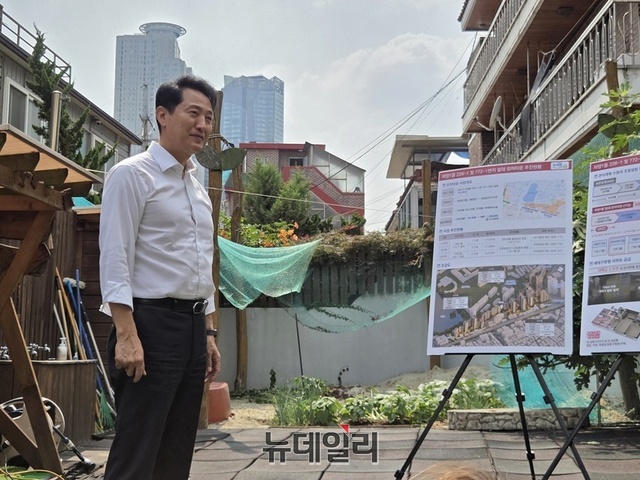 ▲ 오세훈 서울시장이 30일 오후 서울 광진구 자양1동 일대 모아타운 사업지에 방문해 브리핑을 듣고 있다. ⓒ노유지 기자
