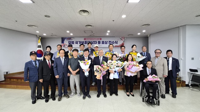 ▲ 강원서부보훈지청(지청장 정백규)이 30일 춘천지방합동청사 5층 대강당에서 보훈문화 확산과 사회발전에 기여한 국가보훈대상자와 국가유공자 복지증진에 기여한 대외인사 등 총 12명에게 감사패 및 표창을 수여했다. ⓒ강원서부보훈지청
