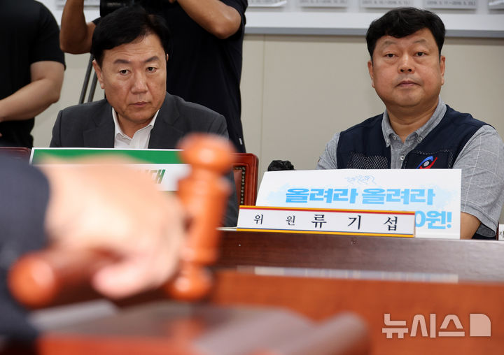 ▲ 류기정(왼쪽) 최저임금위원회 사용자 위원와 류기섭 근로자 위원이 30일 오후 세종시 정부세종청사에서 열린 최저임금위원회 제10차 전원회의에서 의사봉을 바라보고 있다. ⓒ뉴시스