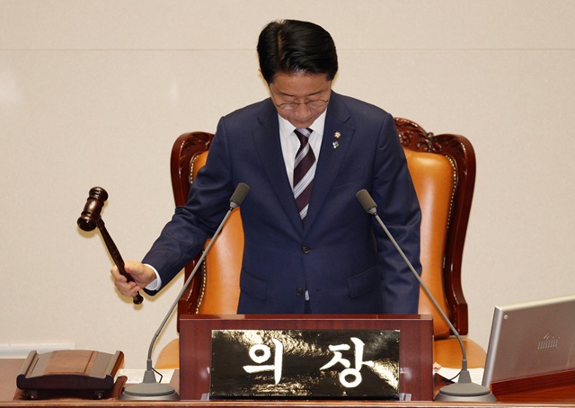 ▲ 조정식 국회의장이 30일 국회에서 열린 본회의에서 개회를 선언하며 의사봉을 두드리고 있다. ⓒ뉴시스