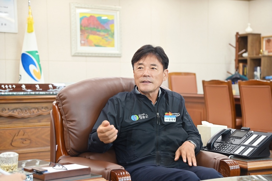 ▲ 윤경희  청송군수가 민선 9기 군정 비전 ‘하나되는 청송, 그 이상의 도약!’과 5대 전략과제를 발표하고 군민 체감형 정책 추진 방향을 설명하고 있다.ⓒ청송군