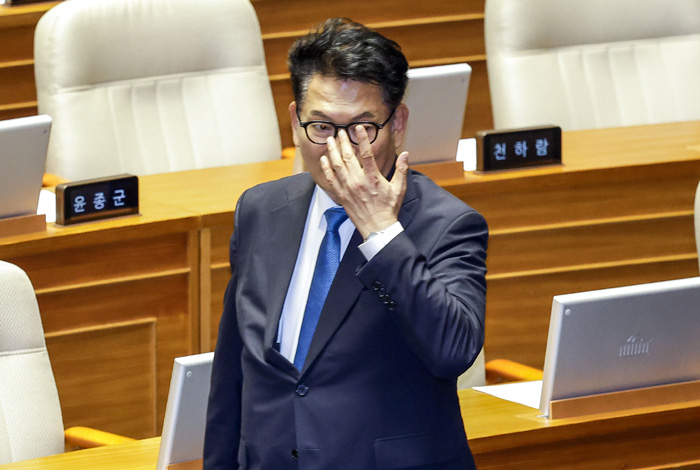 ▲ 송영길 더불어민주당 의원이 지난달 30일 국회에서 열린 본회의에서 상임위원장 선거 및 예산결산특별위원장 선거 투표를 마친 뒤 이동하는 모습. ⓒ뉴시스