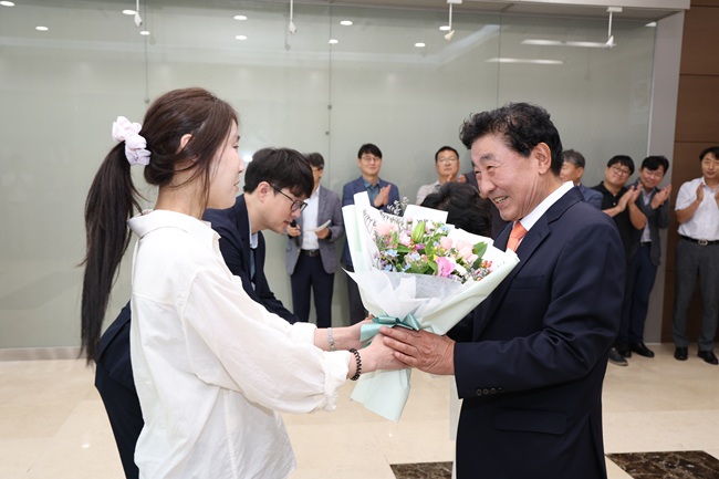 ▲ 횡성군이 지난 30일 횡성문화예술회관에서 제46대 김명기 횡성군수 퇴임식을 개최했다. ⓒ횡성군