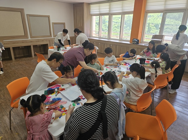 ▲ 삼척시는 아동들의 잠재력을 발견하고 심리·학습 역량을 다각도로 진단하기 위해 기질 및 성격 검사, 아동·청소년 행동평가척도, 기초학습기능 수행평가체제 종합검사 등 맞춤형 전문 검사 세션을 제공해 학부모들의 큰 호응을 얻었다. 또한 현장에서 접수받은 브루닌크스-오세레츠키 운동능력 검사와 주의력결핍 과잉행동장애 평가척도 검사 역시 자녀의 발달 상태를 확인하려는 학부모들의 발길이 끊이지 않았다. ⓒ삼척시