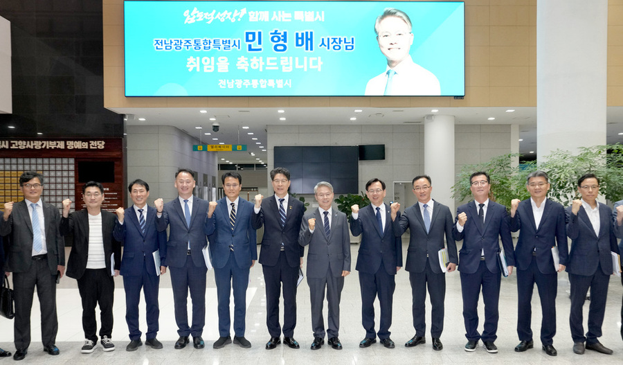 ▲ 대한민국 제1호 광역행정통합 자치단체장인 민형배 전남광주통합특별시장이 취임을 앞둔 30일 오후 전남광주통합특별시청 무안청사를 방문해 간부공무원들과 기념촬영을 하고 있다.ⓒ전남광주통합특별시 제공