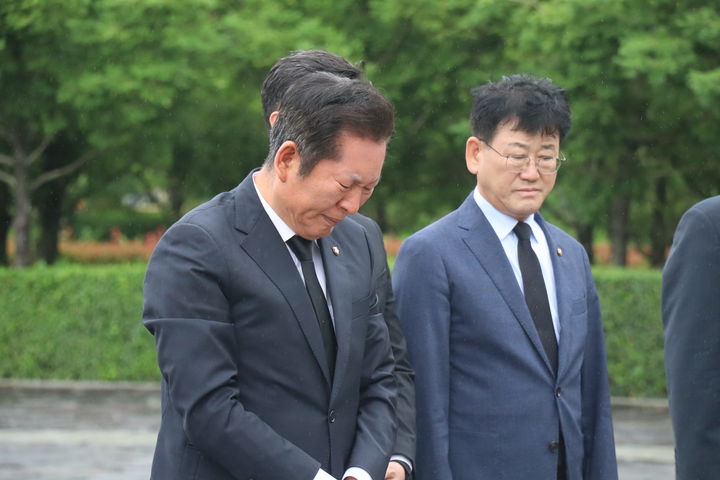 ▲ 정청래 더불어민주당 전 대표가 지난해 6월 21일 경남 김해 봉하마을을 찾아 노무현 전 대통령 묘역을 참배하던 중 울음을 터뜨린 모습. ⓒ뉴시스