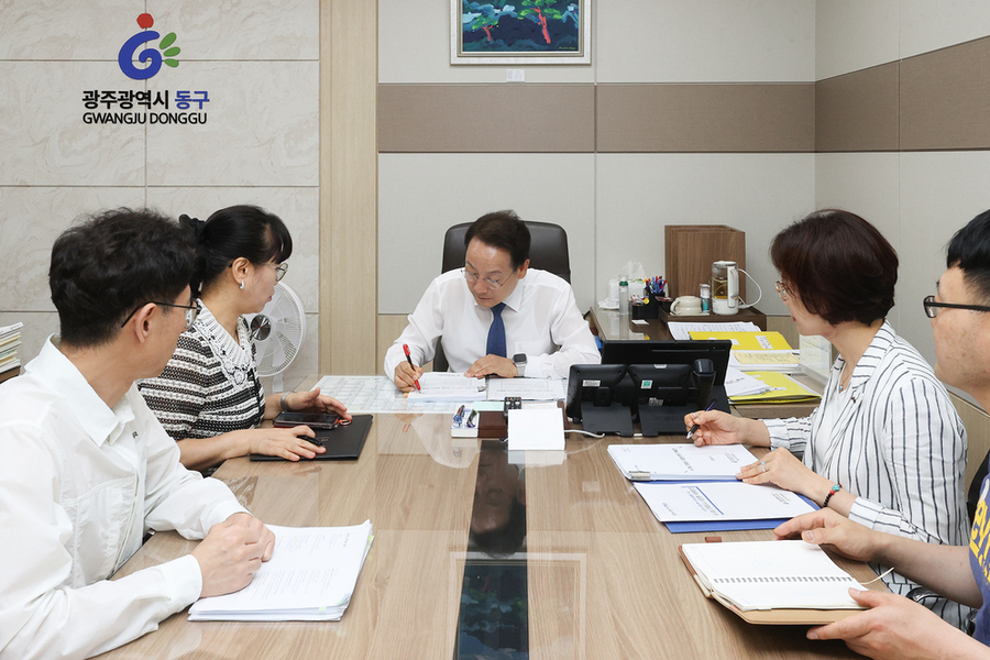 ▲ 임택 동구청장이 민선 9기 임기 첫날인 1일, ‘AI 중심 경제도시 대전환 중장기 계획’과 ‘AI 중심 경제도시 대전환 위원회 구성안’을 1호 안건으로 동시 결재하며 새로운 구정 운영의 본격적인 출발을 알렸다.ⓒ전남광주통합특별시 동구청 제공