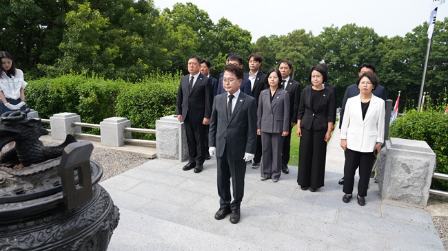 [포토뉴스] 육동한 춘천시장, 충렬탑 참배로 민선9기 시정 출발