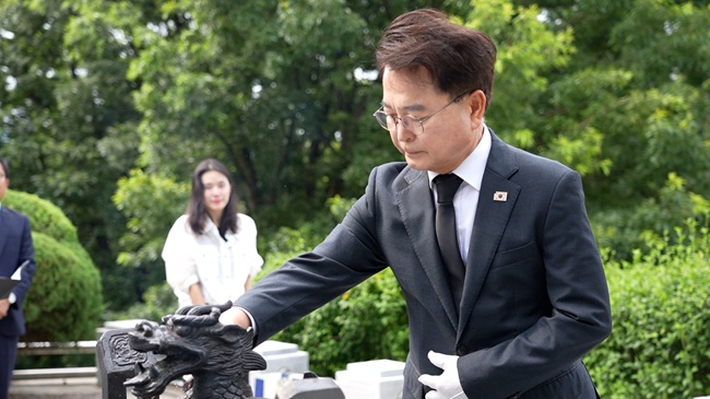 ▲ 육동한 시장은 충렬탑에 헌화와 분향을 한 뒤 묵념하며 호국영령의 희생정신을 되새겼다. 이어 민선8기에서 이어온 시정 성과를 바탕으로 민선9기에는 시민이 체감할 수 있는 변화와 성과를 완성해 나가겠다는 의지를 다졌다. ⓒ춘천시