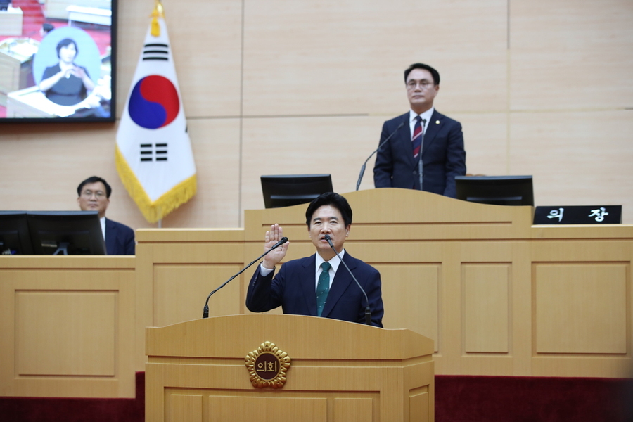 ▲ 김대중 초대 전남광주통합특별시교육감이 1일 새벽 전남광주통합특별시의회에서 취임 선서를 하고 있다.ⓒ전남광주통합특별시교육청 제공