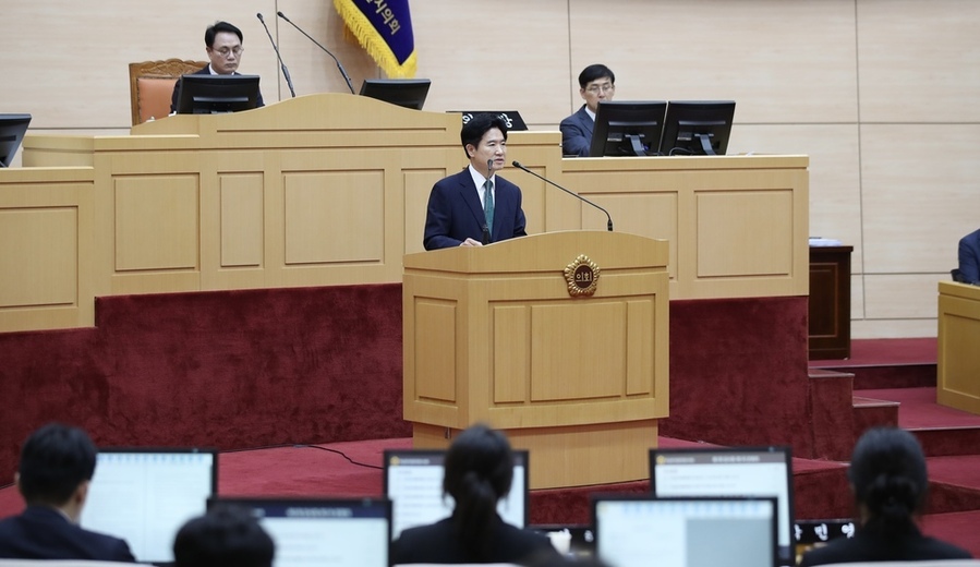 ▲ 김대중 초대 전남광주통합특별시교육감이 1일 새벽 전남광주통합특별시의회에서 취임사를 낭독하고 있다.ⓒ전남광주통합특별시교육청 제공