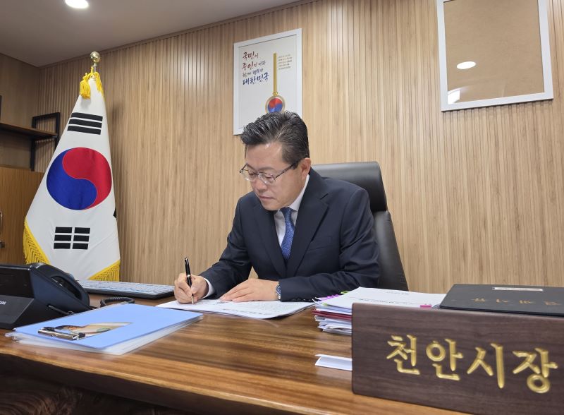 ▲ 장기수 천안시장이 취임 1호 안건으로 ‘천안시 공공시설 365일 운영서비스 구축 계획’을 결재하고 있다.ⓒ천안시